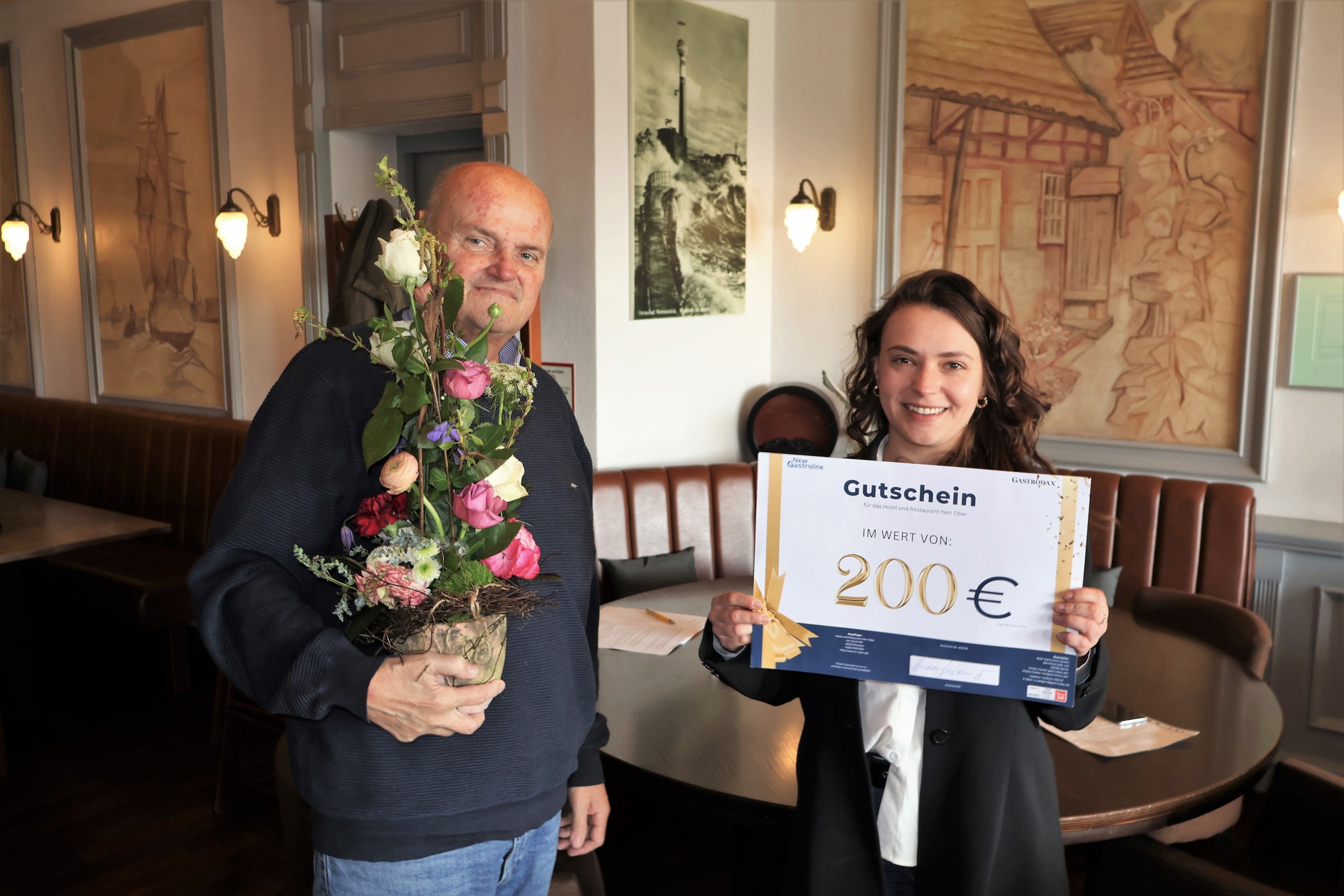 Inhaber Herr Wiedemann und Online Marketing Managerin, Nancy Vaegler bei der Überreichung des 200,- Euro Einkaufsscheck.